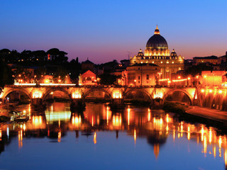 Obraz na płótnie Canvas Nocny widok na Watykan drugiej stronie Tybru w Rzymie, Włochy
