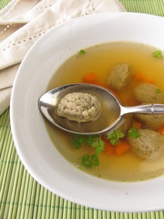 Suppe mit Leberknödeln