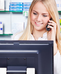 Apothekerin führt Telefonat