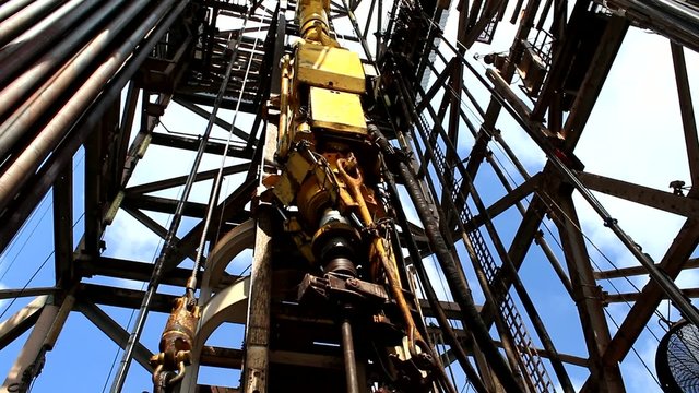 Top Drive System for Drilling Oil Well