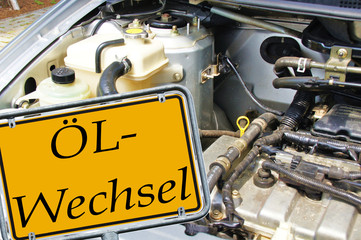 Motorraum eines Auto mit Schild - Ölwechsel