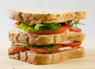 sandwich pomodoro, formaggio, insalata su sfondo neutro