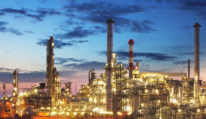 Obraz na płótnie Canvas Rafinerii ropy naftowej o zmierzchu - fabryka