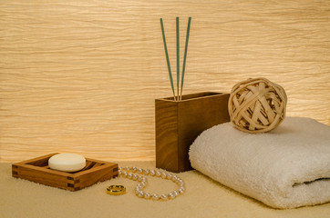 Wellness Arrangement mit Perlcollier und Ring