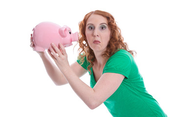 Witzig: junge Frau mit Sparschwein isoliert schneidet Grimasse