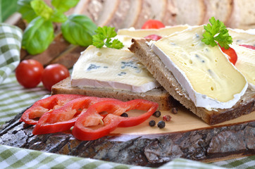 Defiges Landbrot mit cremigem Blauschimmelkäse