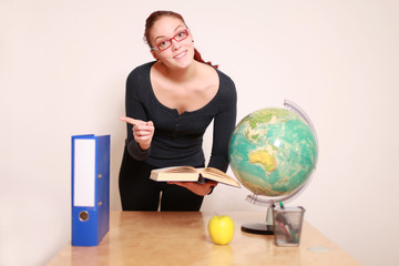 Junge Lehrerin im Unterricht