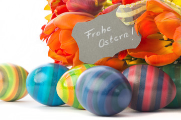 Buntgestreifte Ostereier mit Tulpenstrauss