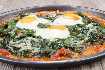 frisch gebackene Pizza mit Spinat und Spiegelei