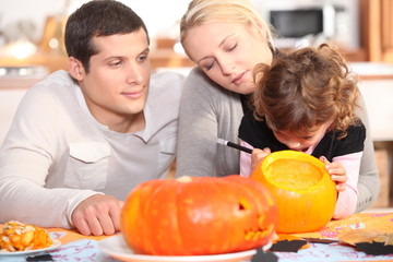 Fototapeta na wymiar Rodzina przygotowuje dynie na Halloween