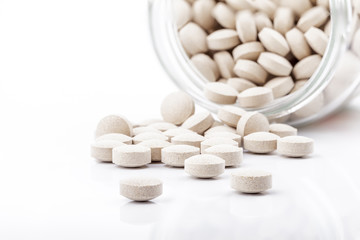 pastillas sobre fondo blanco