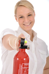 Junge Frau mit Feuerlöscher