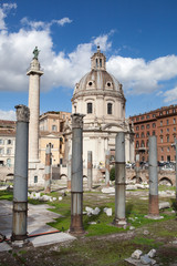 Fototapeta na wymiar Roins z Forum Romanum, kolumny Trajana w Rzymie