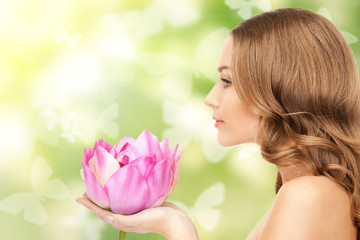 Obraz na płótnie Canvas piękna kobieta z kwiatu lotosu i motyli