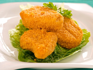 Chicken Nuggets auf einem Salatblatt