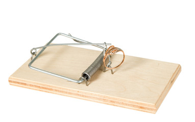 A mouse trap with golden ring