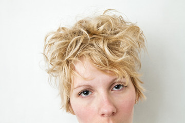 Close-up Blond Girl Head Looking at the camera - Curly Hair