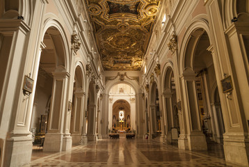 Fototapeta na wymiar L'Aquila, wnętrze S.Bernardino kościoła
