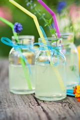 leckere limonade in kleinen flaschen