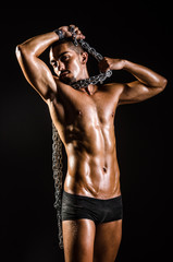 Fototapeta na wymiar Muscular man z łańcucha na czarnym tle