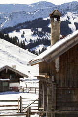Almhütte im Alpenvorland, Bayern, im Winter
