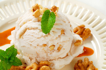Walnut ice cream with caramel sauce