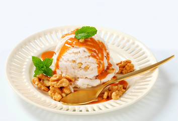 Walnut ice cream with caramel sauce