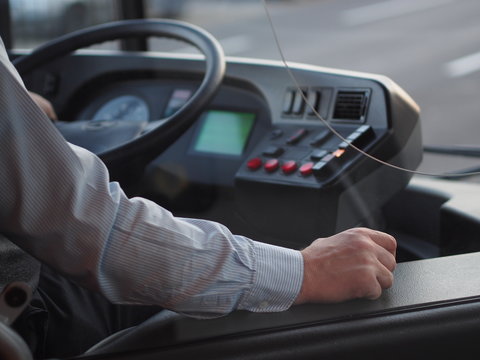 Buslenker unterwegs im Linienverkehr