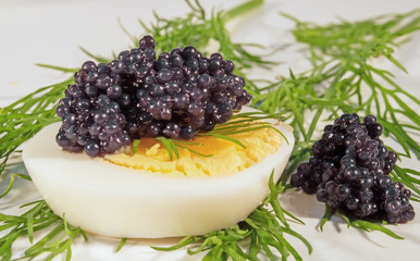 Kaviar mit Dill und Ei
