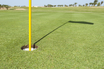Obraz premium Base of flag pole on golf green