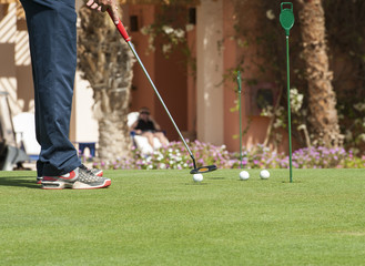 Obraz premium Golfer practising putting