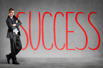 Obraz premium Success written on a wall behind a businessman