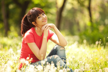 Fototapeta na wymiar Cute kobieta w parku z dandelions