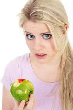 Zahnfleischbluten Model mit blutigen Apfel Portr&auml;t
