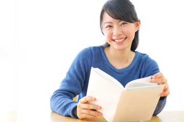 本を読む女性