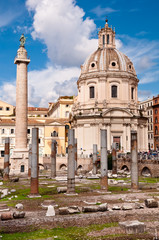Fototapeta na wymiar Fori Imperiali - Kolumny i Kolumna Trajana ruiny i Kościół