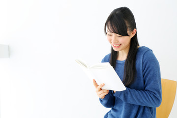 読書をする女の子