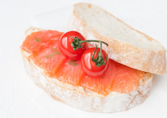 Sandwich with salmon, tomatoes and dill