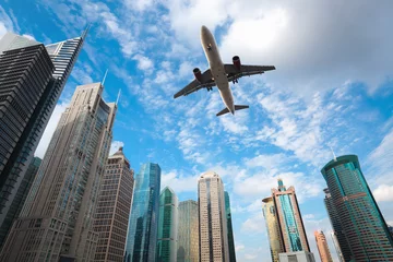 Poster modern gebouw met vliegtuig onder de blauwe hemel © chungking
