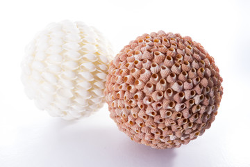 dos esferas hechas con conchas