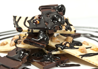 kawałki czekolady w polewie czekoladowej - obrazy, fototapety, plakaty