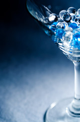 カクテルグラスと透明なガラス玉