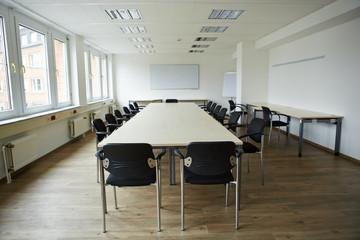 Leerer Besprechungsraum mit Whiteboard
