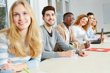 Studenten lernen in Universität