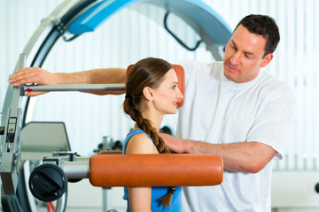 Patientin bei der Physiotherapie