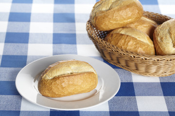 Brötchen im Korb und auf dem Teller