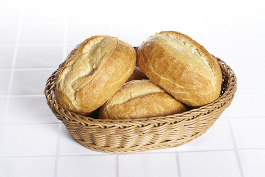 Korb mit Br&ouml;tchen auf Damastdecke