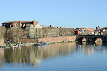 Fototapeta na wymiar Promenade quais de la Garonne à Toulouse