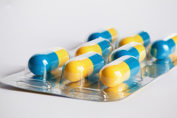 PLAQUETTE MEDICAMENTS JAUNES ET BLEUS