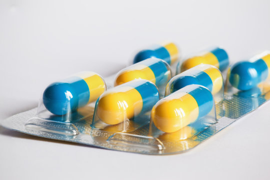 PLAQUETTE MEDICAMENTS JAUNES ET BLEUS